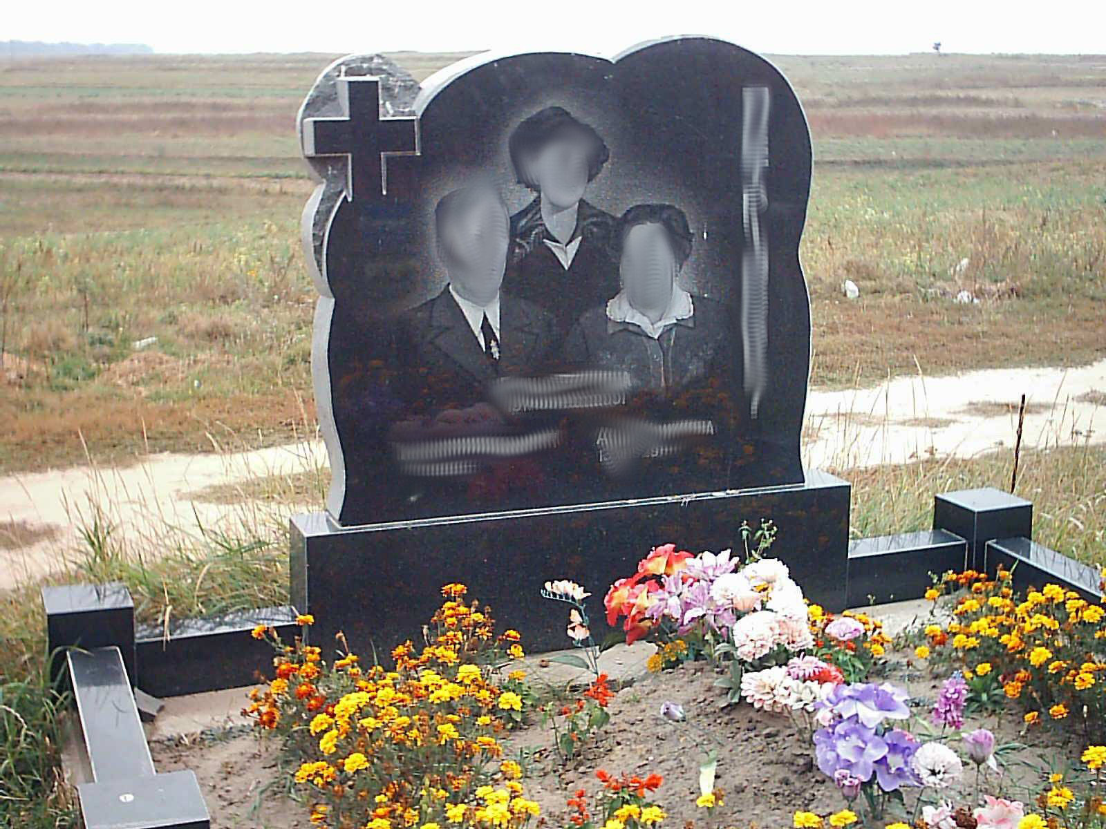 Памятник на могилу на 3 человека фото