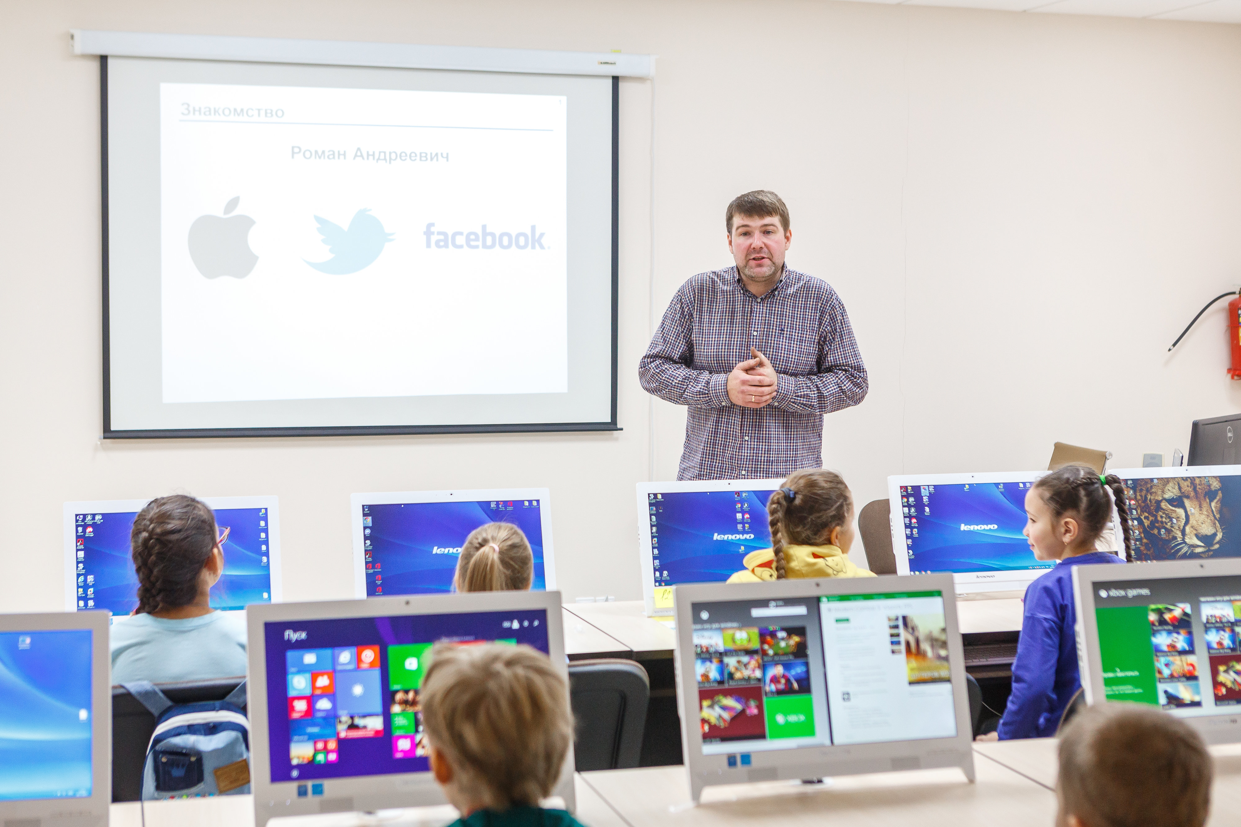 Кружок программирования для школьников. Школа программирования. Преподаватель по программированию фото. Школа программирования. Занятия по программированию.