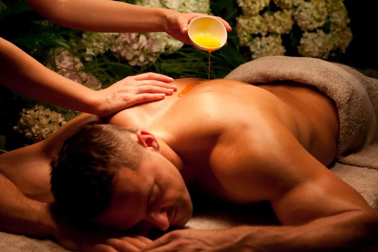 Екі ұзын аяқты аққұбалар мен олардың жігіттері арасындағы қатты анальді секс