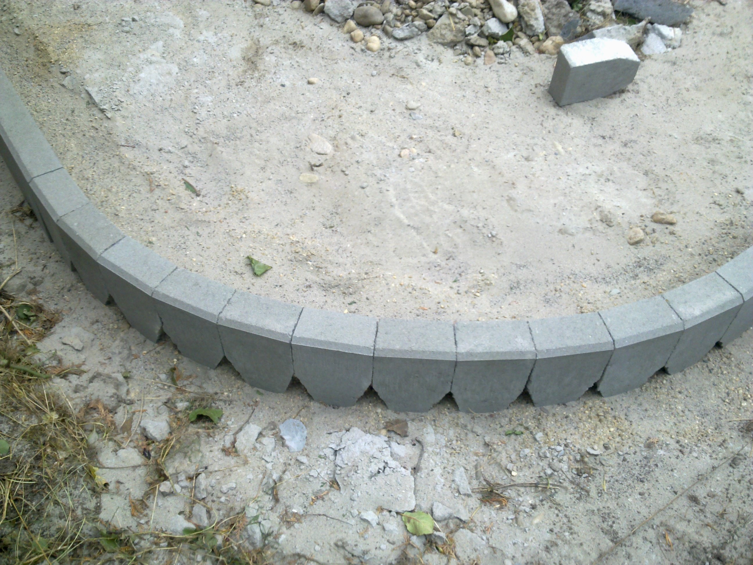Раскинутых полукругом. Радиусный бортовой камень r6. Бордюр садовый бетонный. Бордюр полукруглый. Форма для полукруглого бордюра.