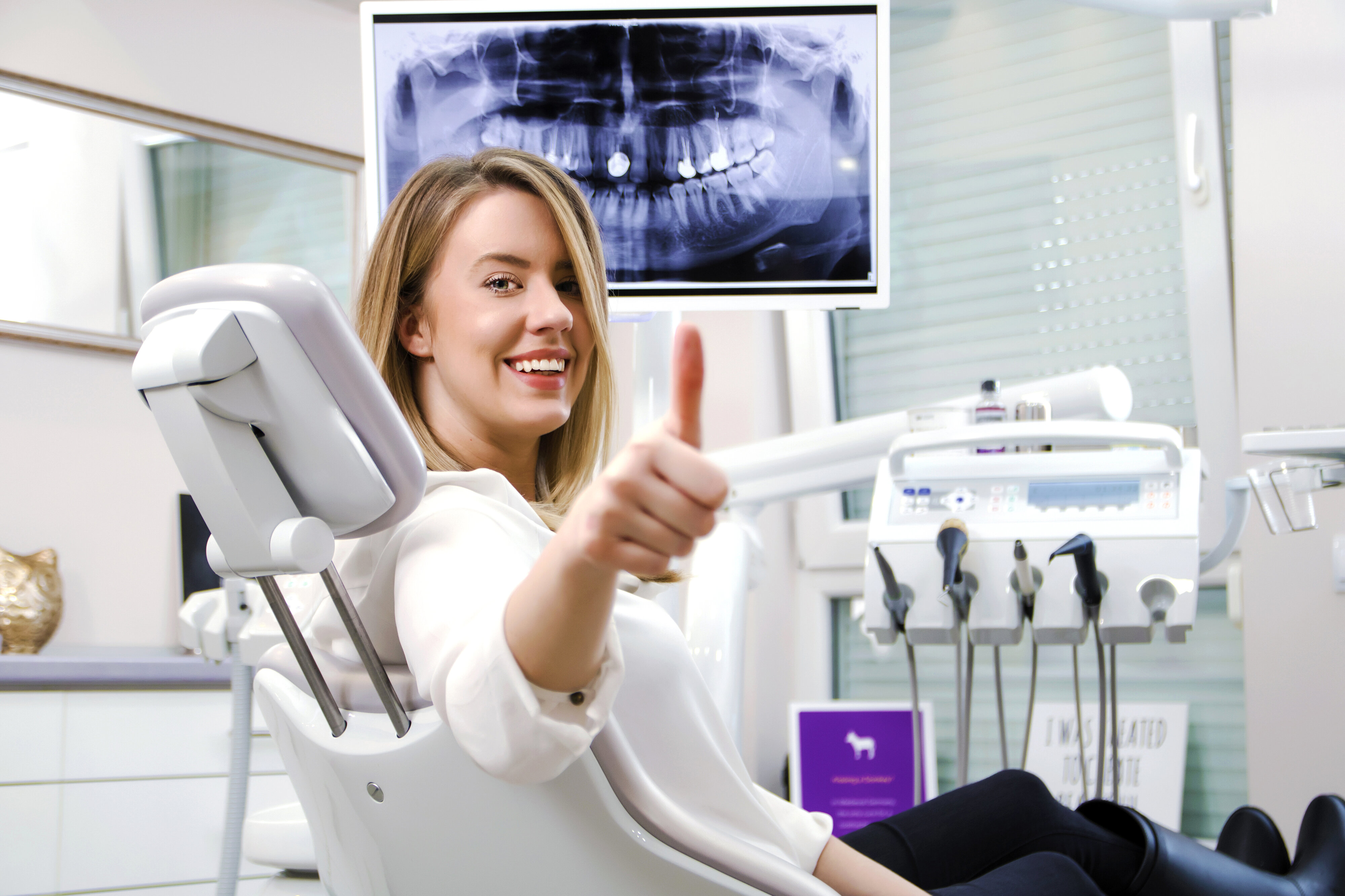 Врач который ставит зубы. Реклама стоматологии. Стоматолог улыбается. Девушка стоматолог. Сайт стоматологии.