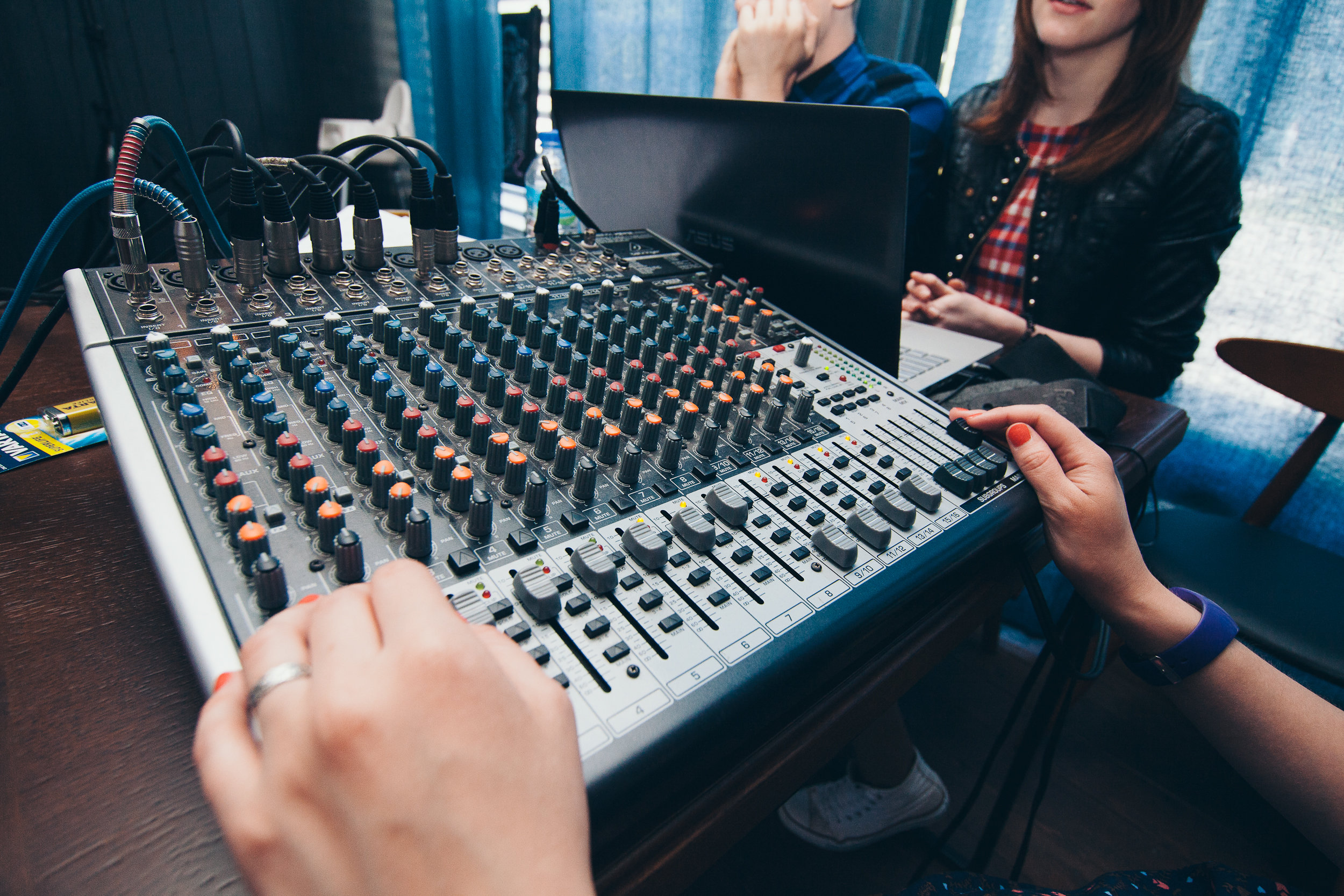 Вокал нижний тагил. Студия танца парадиз яблоновский марина васильевна. Администратор музыкальной студии. Коррекция вокала более. Поет елена шмакова-кричкер.