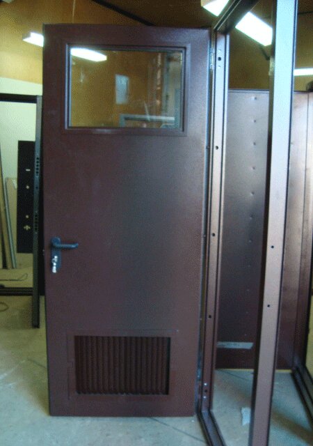 Дверь в газовой котельной частного дома. Металлическая дверь 600х2000 для котельной. Дверь с ЛСК для газовой котельной. Дверь в котельную со стеклом и вентрешеткой. Дверь для бойлерной.