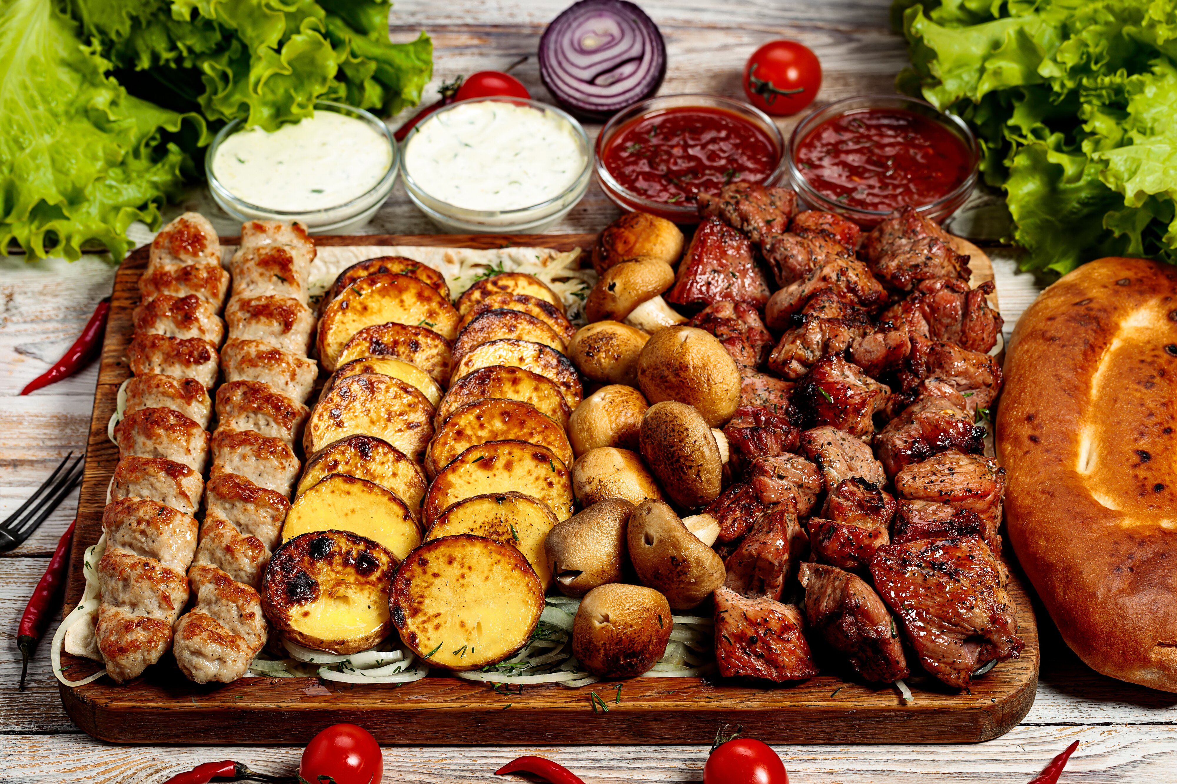 Шашлык с доставкой на дом астрахань. Шашлык с кетчупом. Шашлык астрахань. Шашлык с доставкой на дом астрахань. Блюда на мангале.