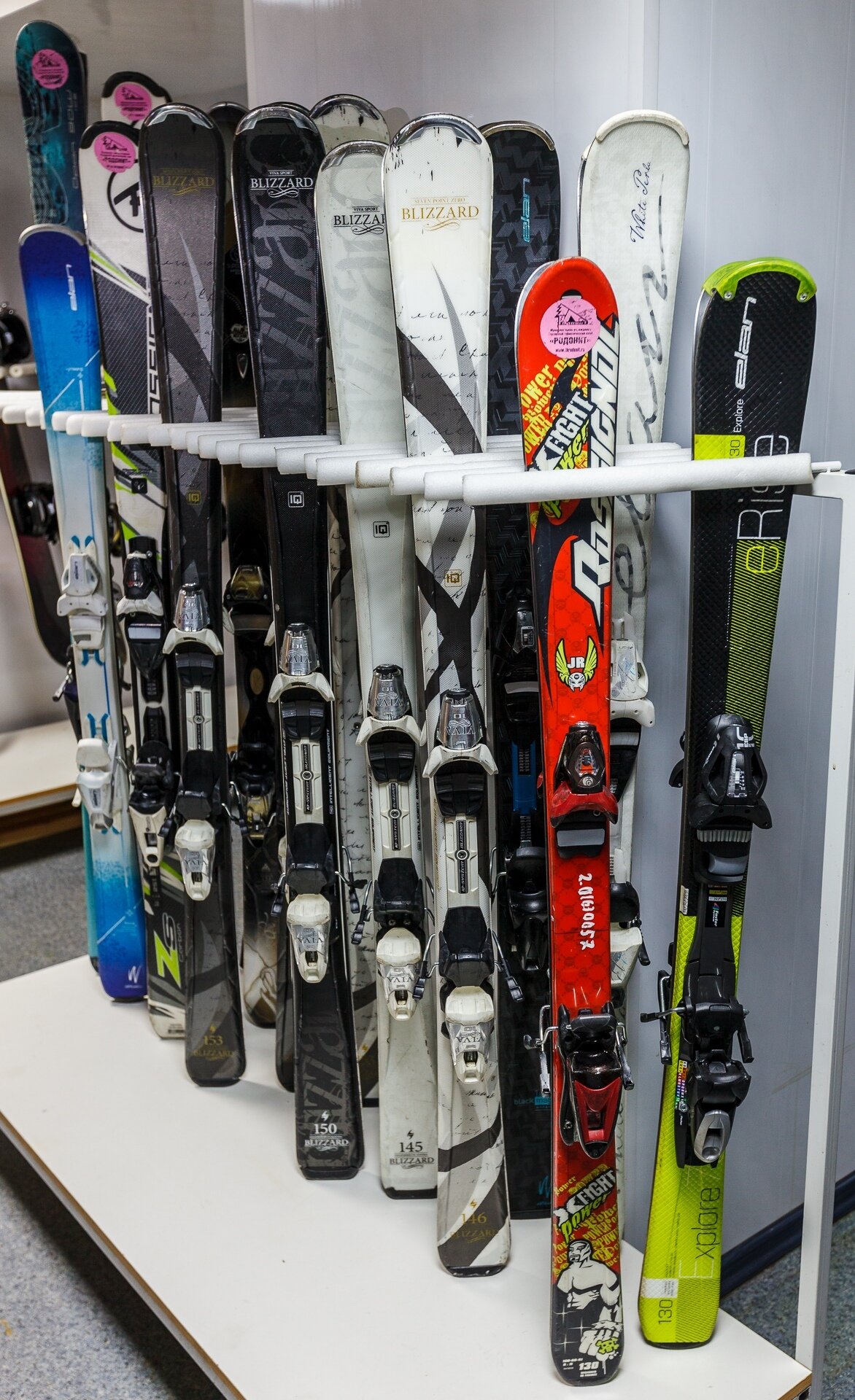 Прокат лыж стоимость. Горнолыжное снаряжение сноуборд. Оборудование для лыж. Лыжи напрокат. Магазин лыж и сноубордов.