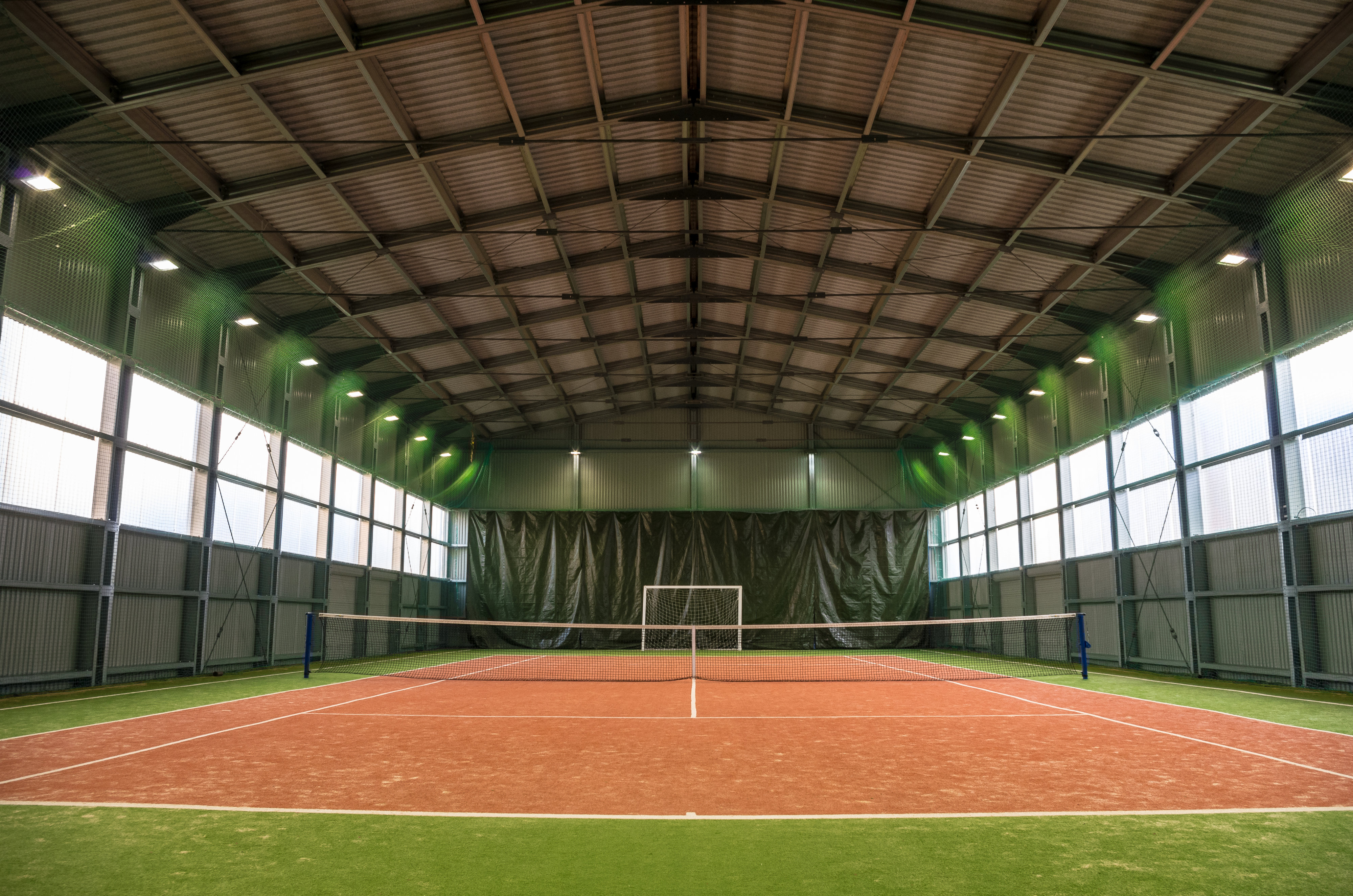 Теннисный корт краснодар. Баскет-Холл Краснодар теннисные корты. Зал спортивный Крытый теннисный корт. Теннисный корт Апрелевка. Закрытый корт.