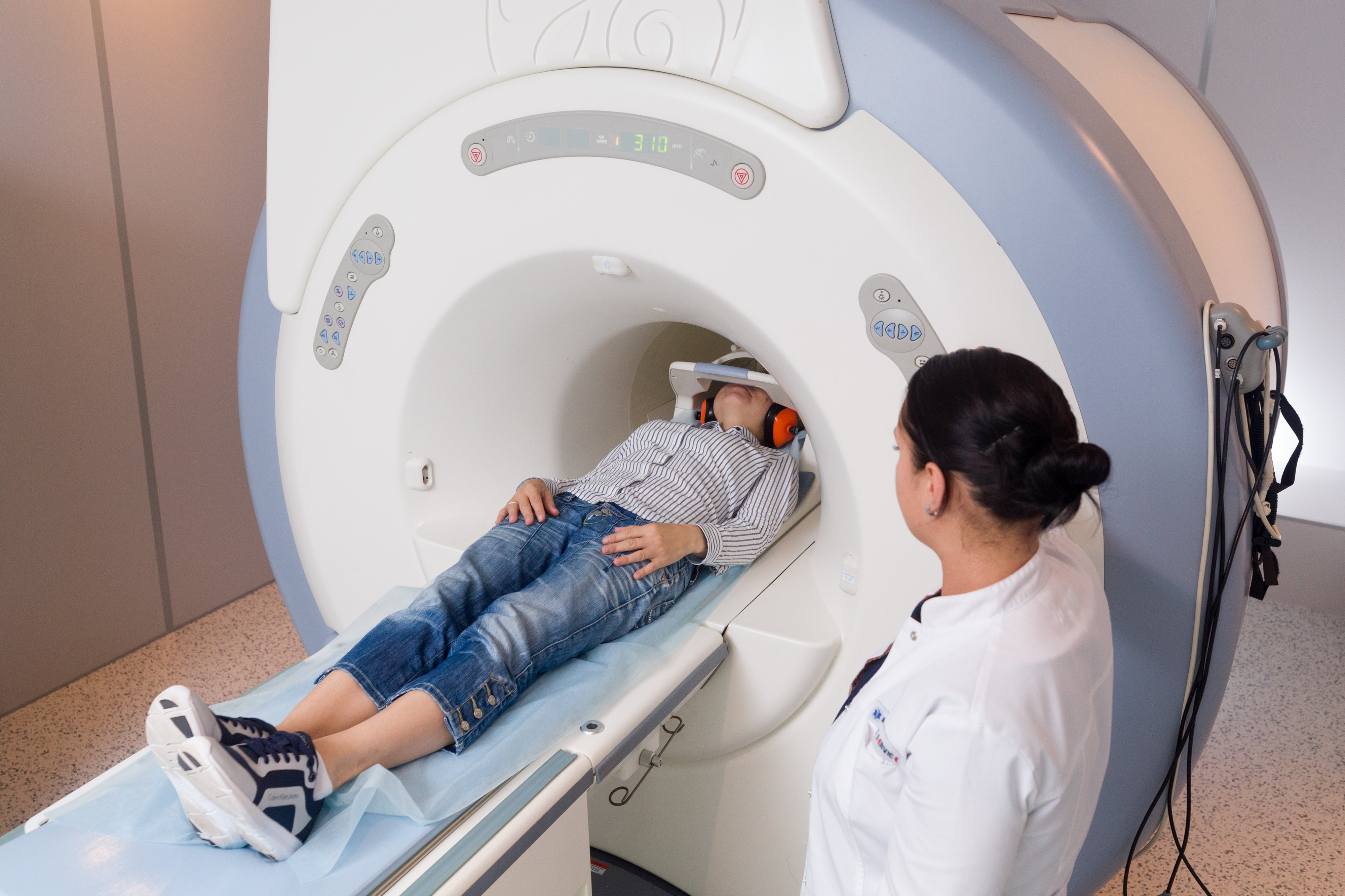Магнитно резонансная томография как делают. Магнито-резонансная томография головного мозга. Кт томограмма головного мозга. Мрт на Исаева Казань. Мрт головного мозга.