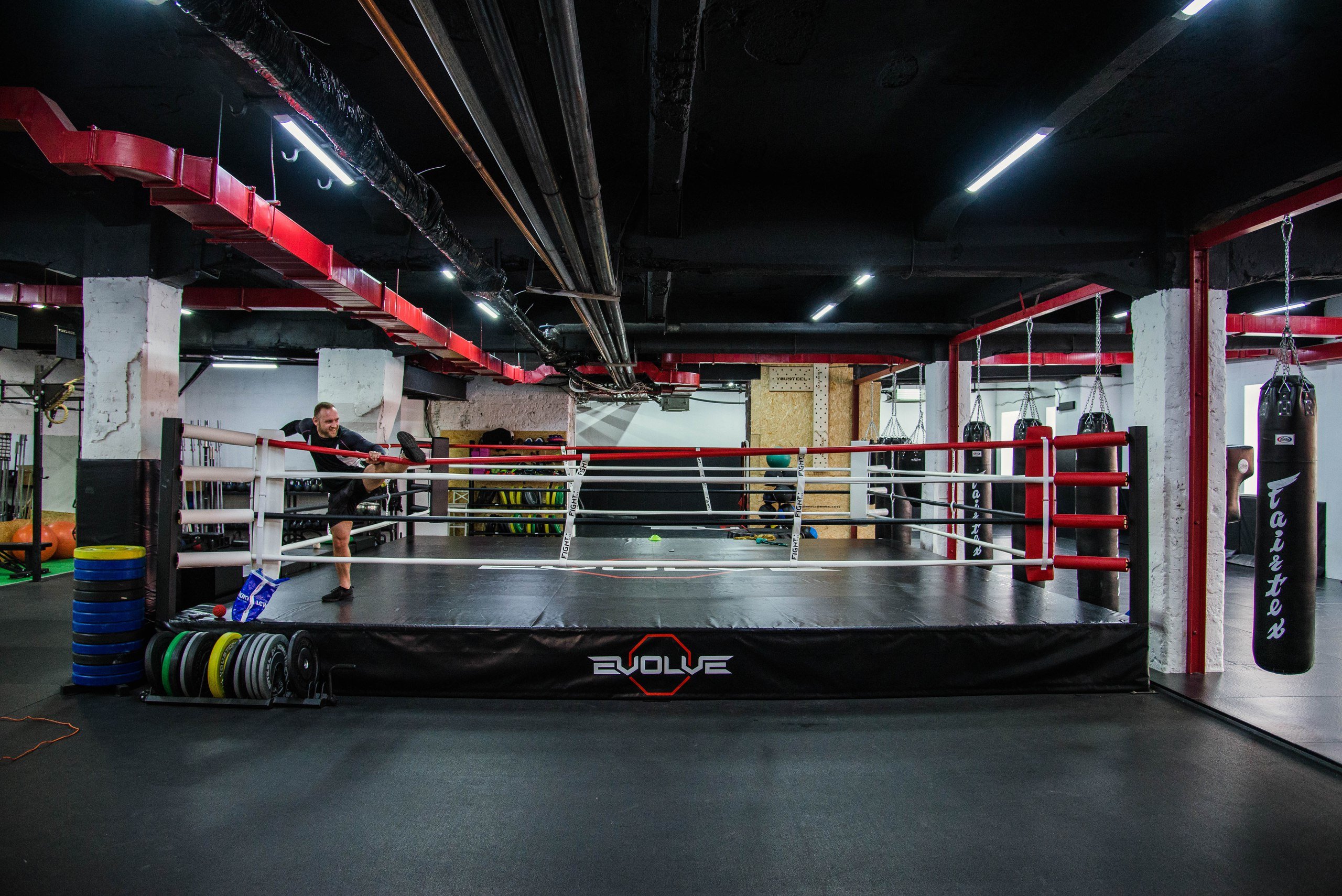 Evolve gym. Evolve Gym Москва. Клуб единоборств Evolve Gym. Evolve Gym, Москва Дербеневская набережная. Зал Evolve.