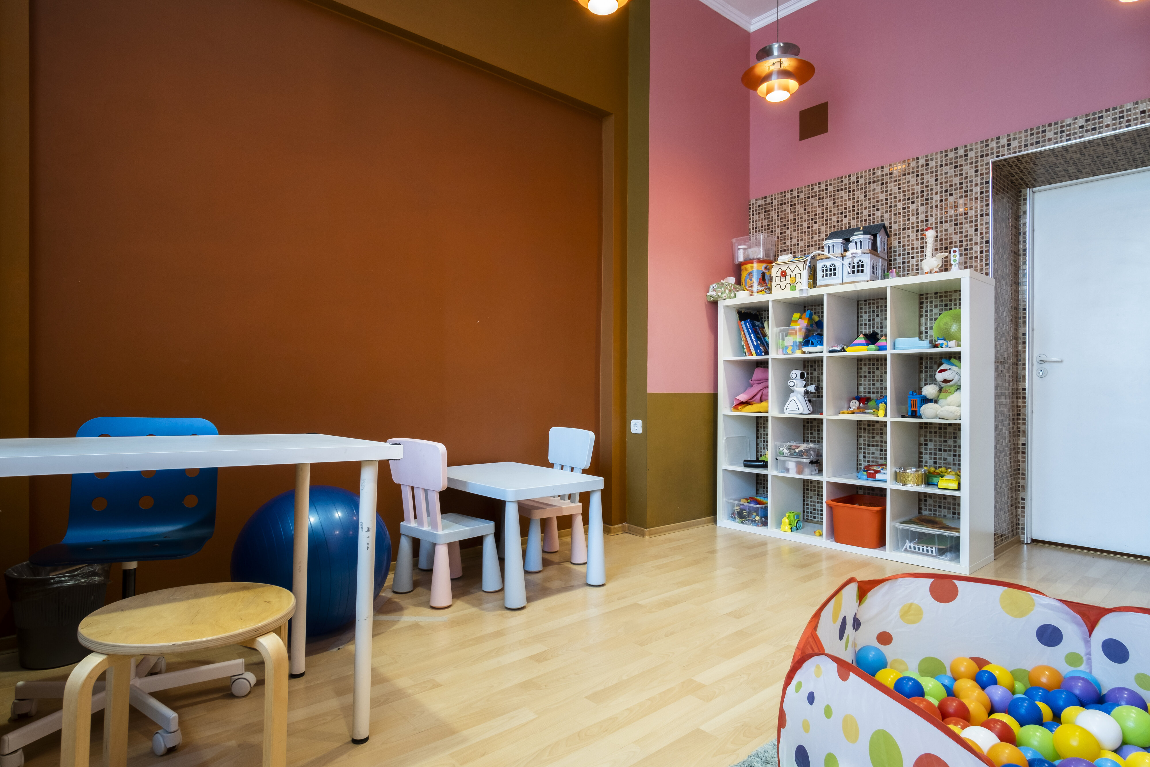 Снабжение детских садов мебелью