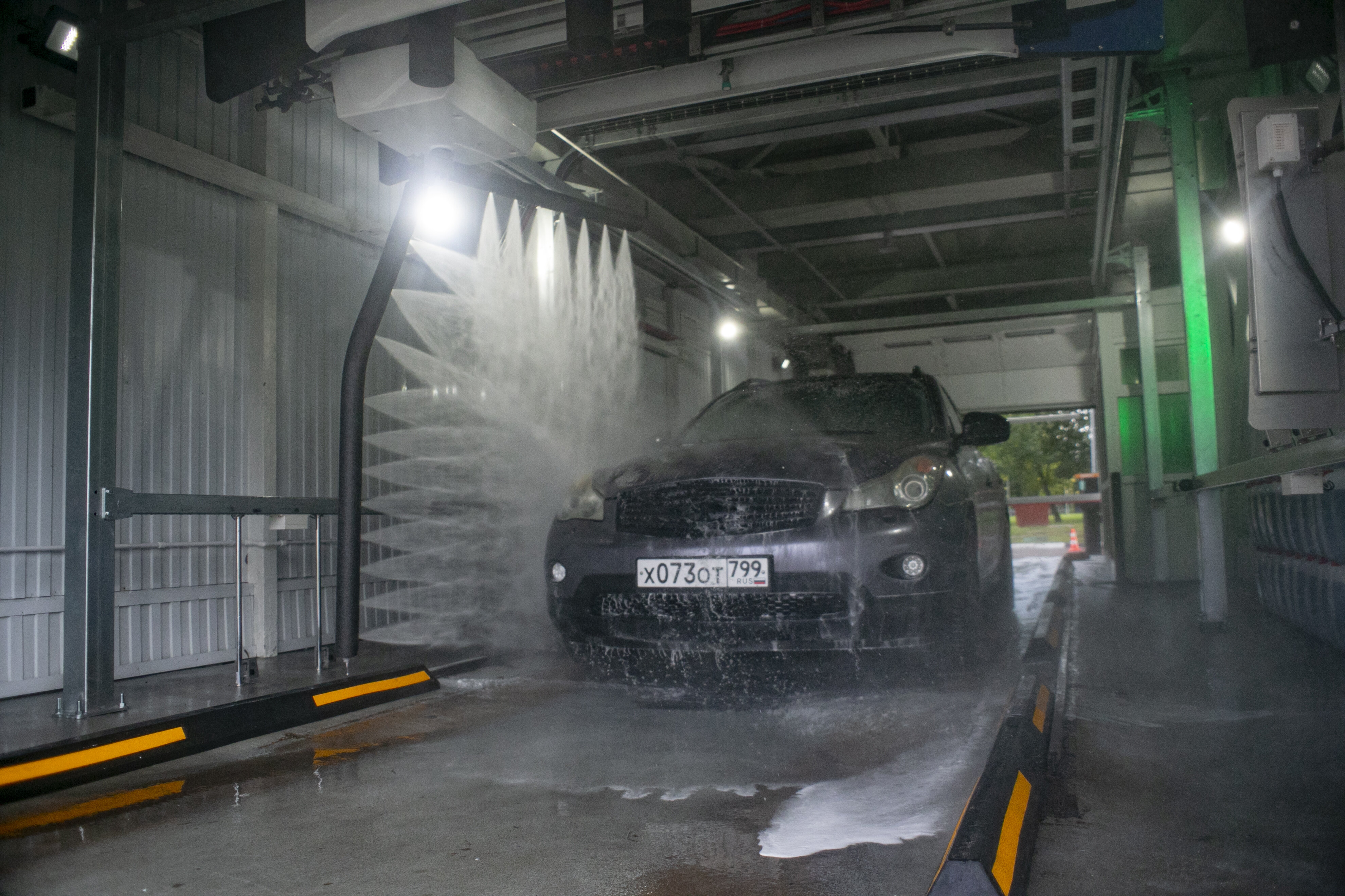 Мойка люблино. Умная мойка car Wash. Бесконтактная роботизированная мойка. Смарт автомойка самообслуживания. Автомойка робот Москва.