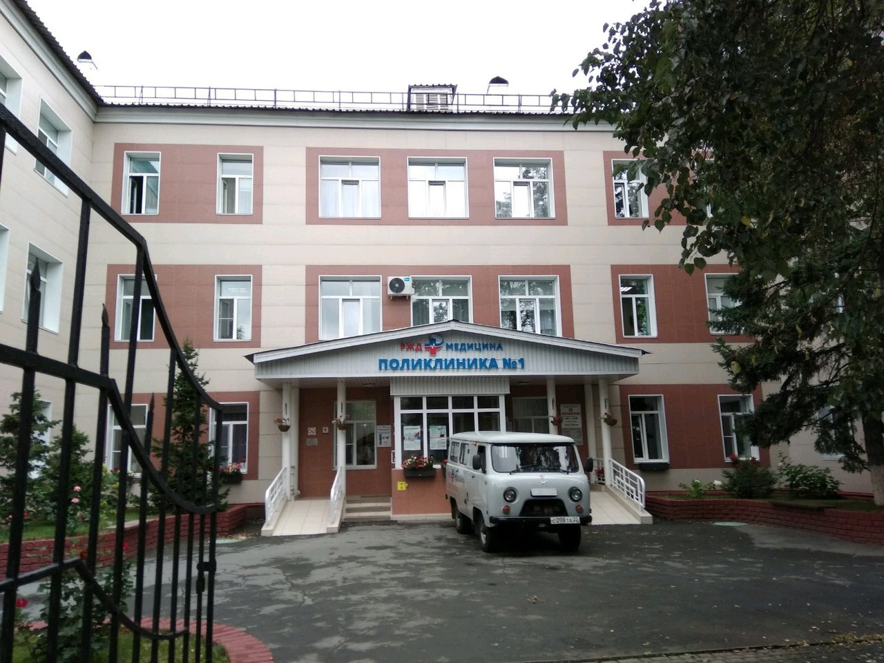 Сайт больницы ржд барнаул. Железнодорожная поликлиника Барнаул Строителей 14. Поликлиника 1 РЖД Барнаул Строителей 14. Железнодорожная больница г Барнаул. Поликлиника 1 Барнаул Железнодорожная больница.