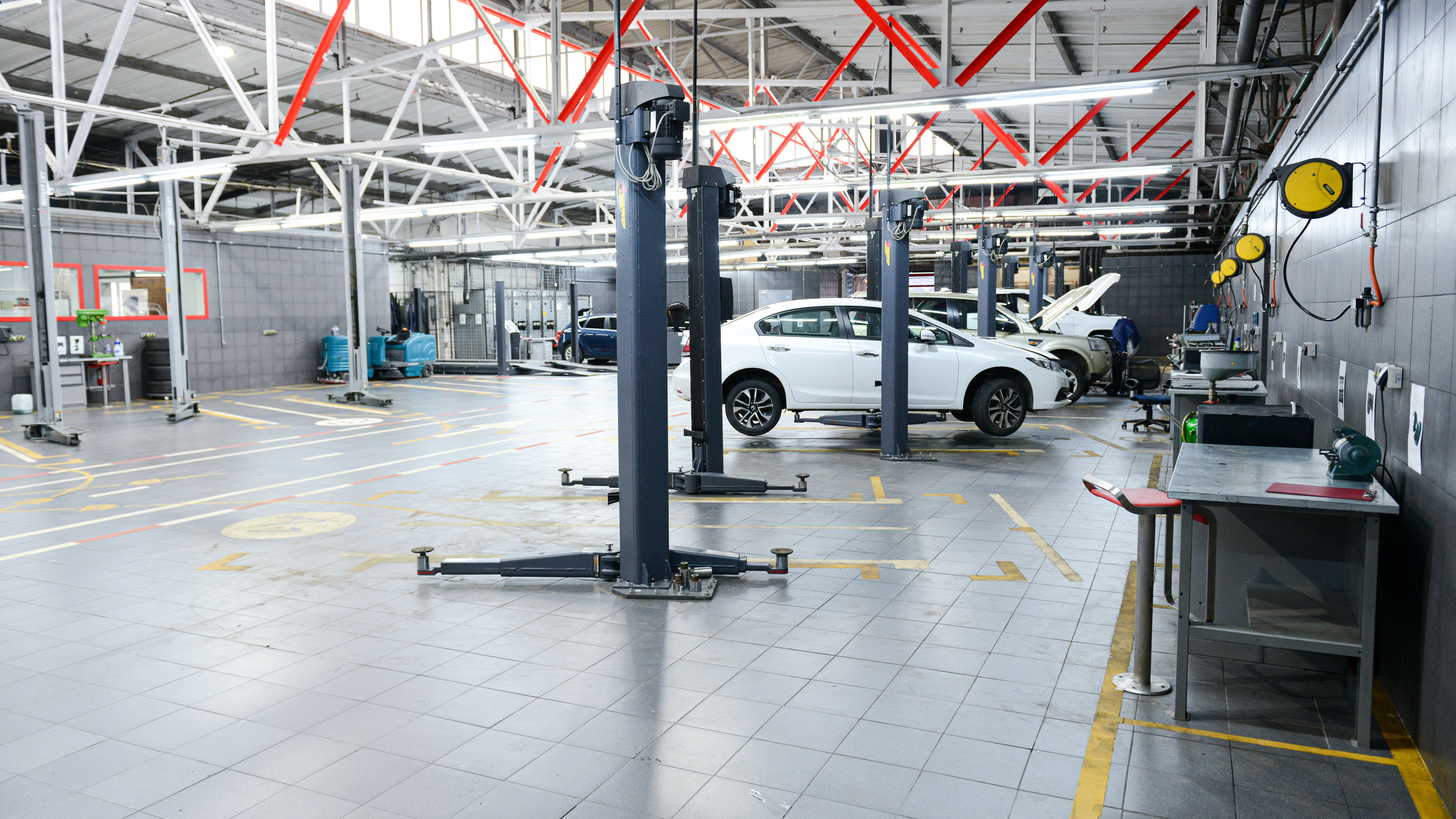 Макет автомастерской. Автосервис из картона. Гараж для масштабных моделей. Автосервис из картона макет. Макет бумажный гаража.