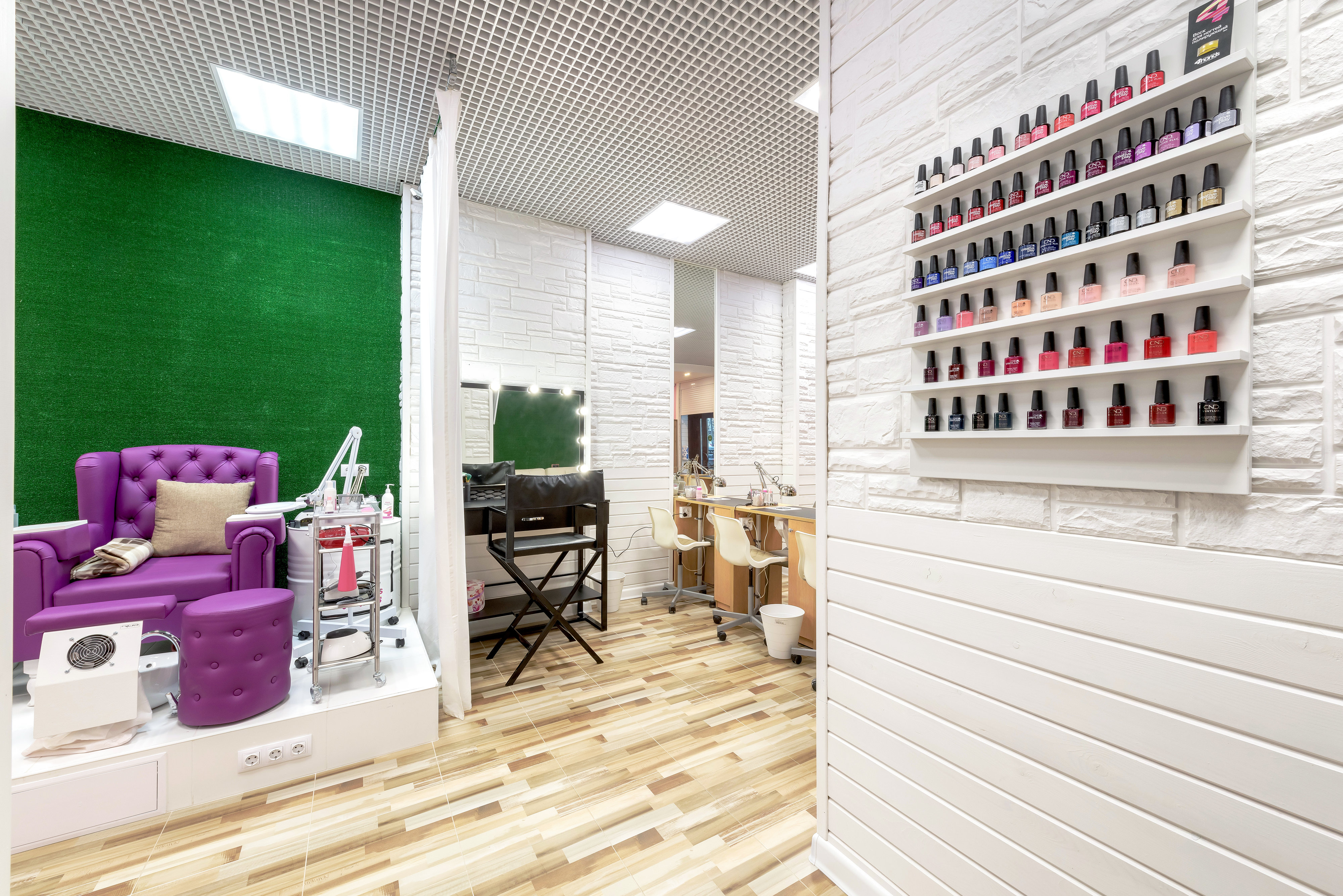 Nail studio. Маникюрная студия лаки. Лакри маникюрный салон. Лаки лаки студия маникюра. Студия маникюра и педикюра Nail.