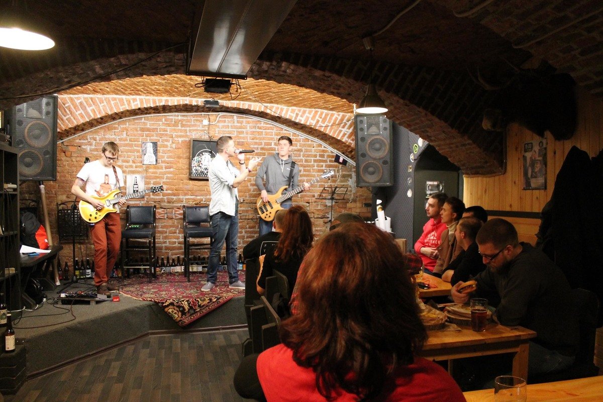 Кафе санкт петербурга с живой музыкой. Четверть Пинты бар СПБ. Крафт бар четверть Пинты. Бар с живой музыкой. Рок кафе с живой музыкой.