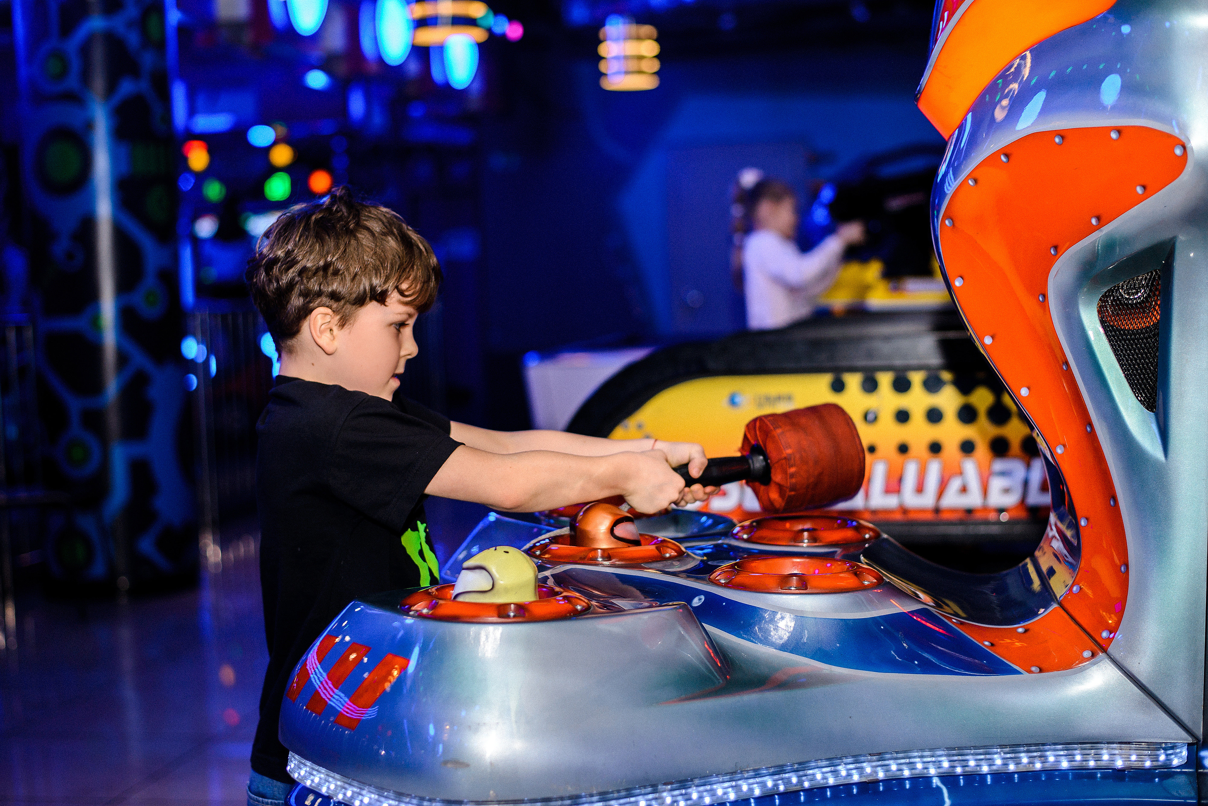 Бамперные машинки аттракцион. Развлекательный центр неон. Неоновый парк развлекательный. Неон парк минск. Минск проспект независимости 3/2 neon park.