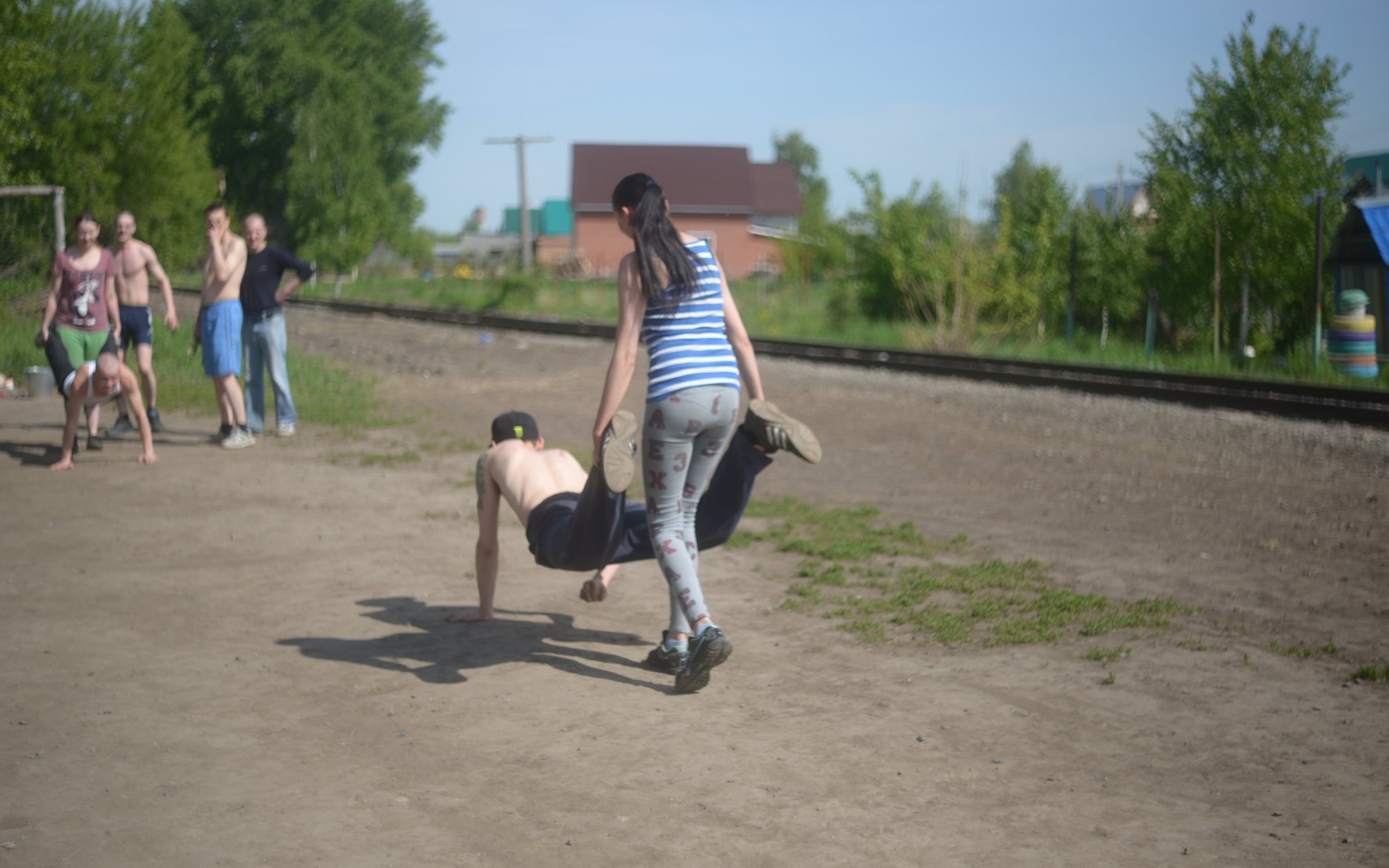 Парень на пробежке. Фекальная улица в ростове. Бег в городе. Топим снег. Центр социальной адаптации независимость.