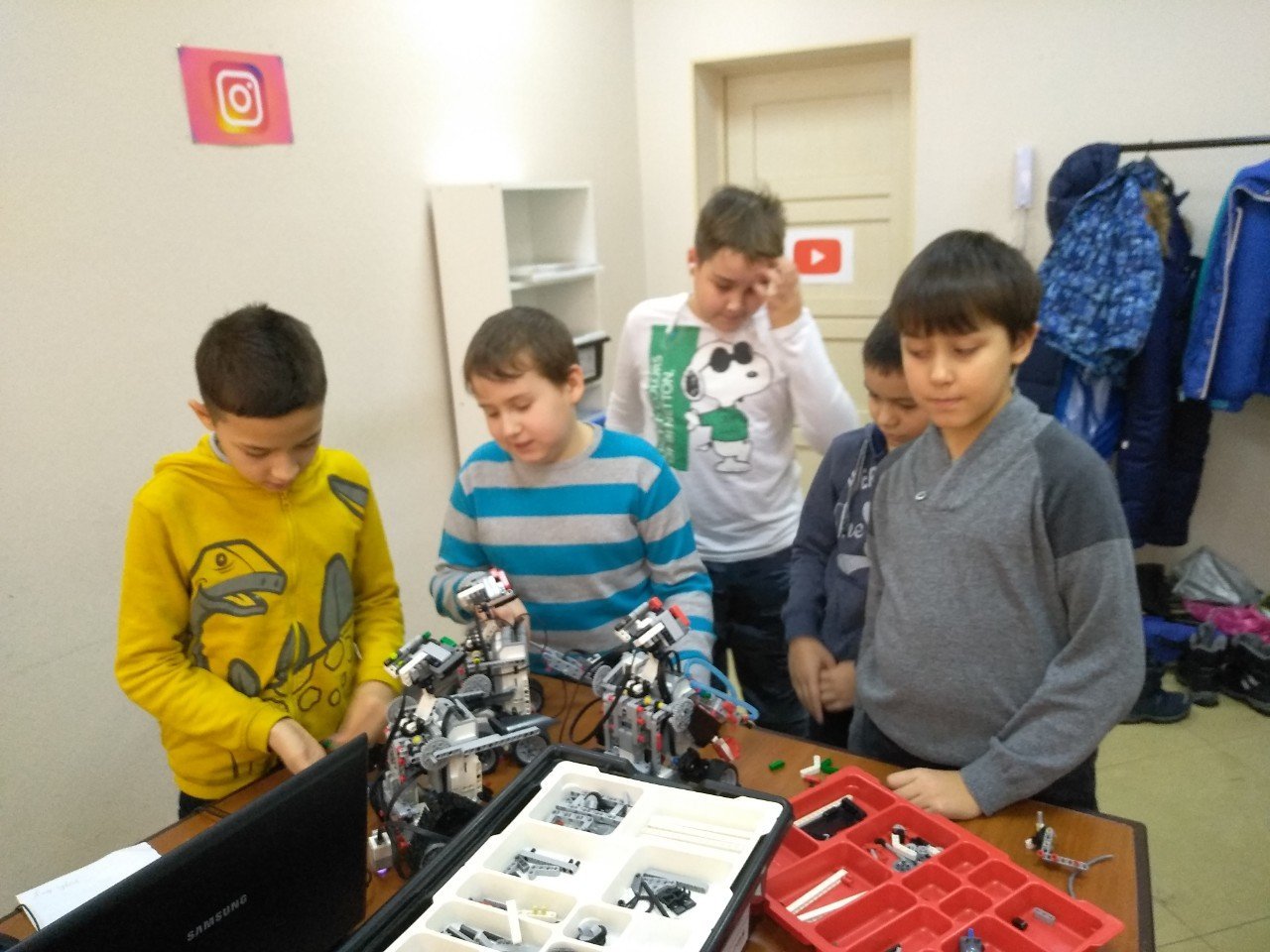 робототехника для детей дошкольного возраста. детская техническая школа инженерная сила. робототехника в самаре для детей. силаэдр школа. ребенок у микроскопа в школе.