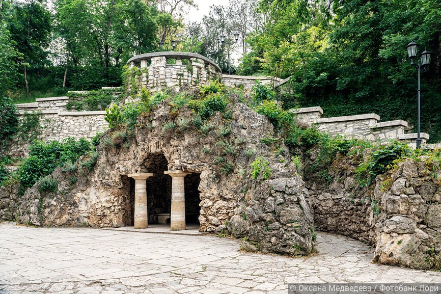 Грот Дианы в парке "Цветник". Пятигорск