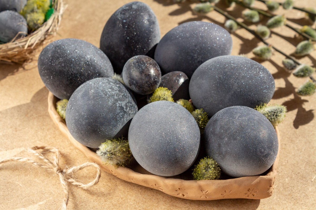 Яйца, крашеные вином