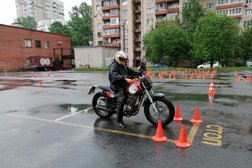Мотошкола DoctoR, с рейтингом 4.5 - находится по адресу Санкт-Петербург, Учительская улица, 3 