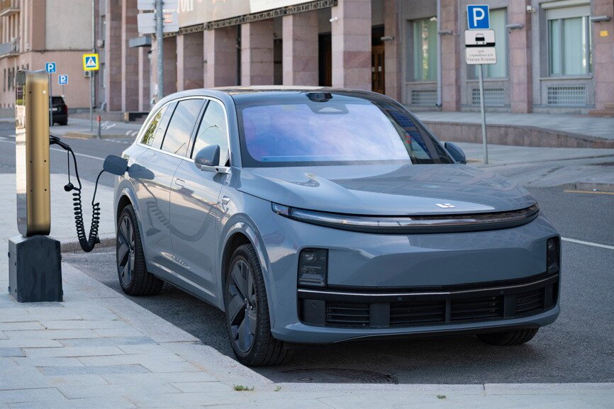 Китайский гибридный автомобиль Li L7 на городской электрозарядке