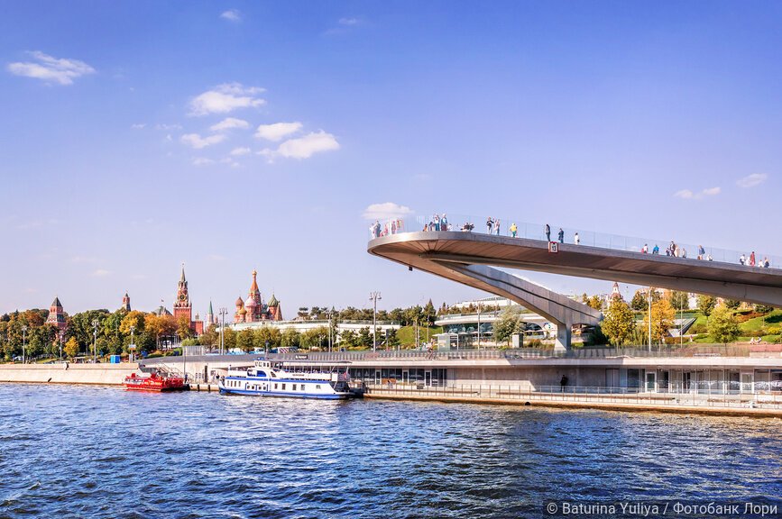 Вид с теплохода Волна по Москве-реке, Кремль, парк Зарядье, Парящий мост, Москва