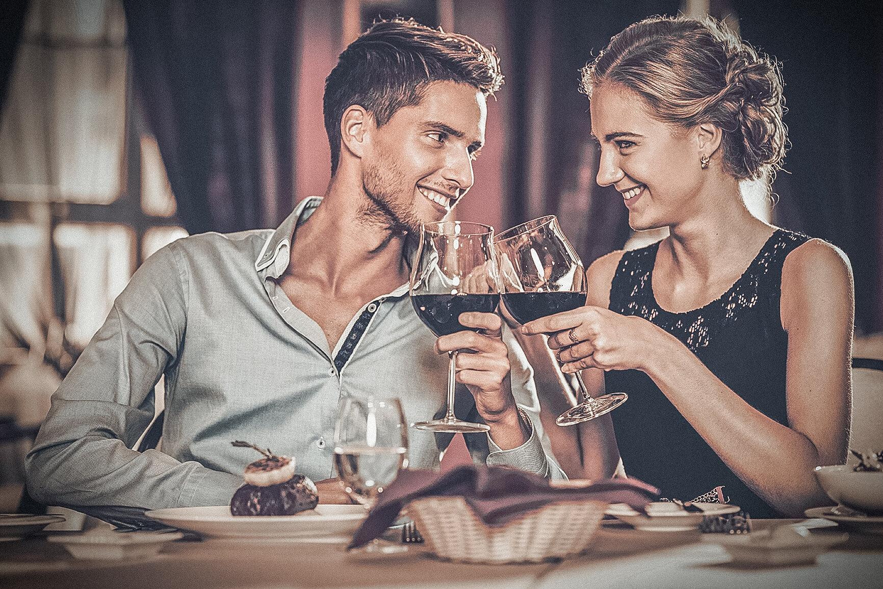 Обед влюбленных. Романтический ужин с вином. Парень и девушка в кафе. Пара в ресторане. Молодые пары в ресторане.