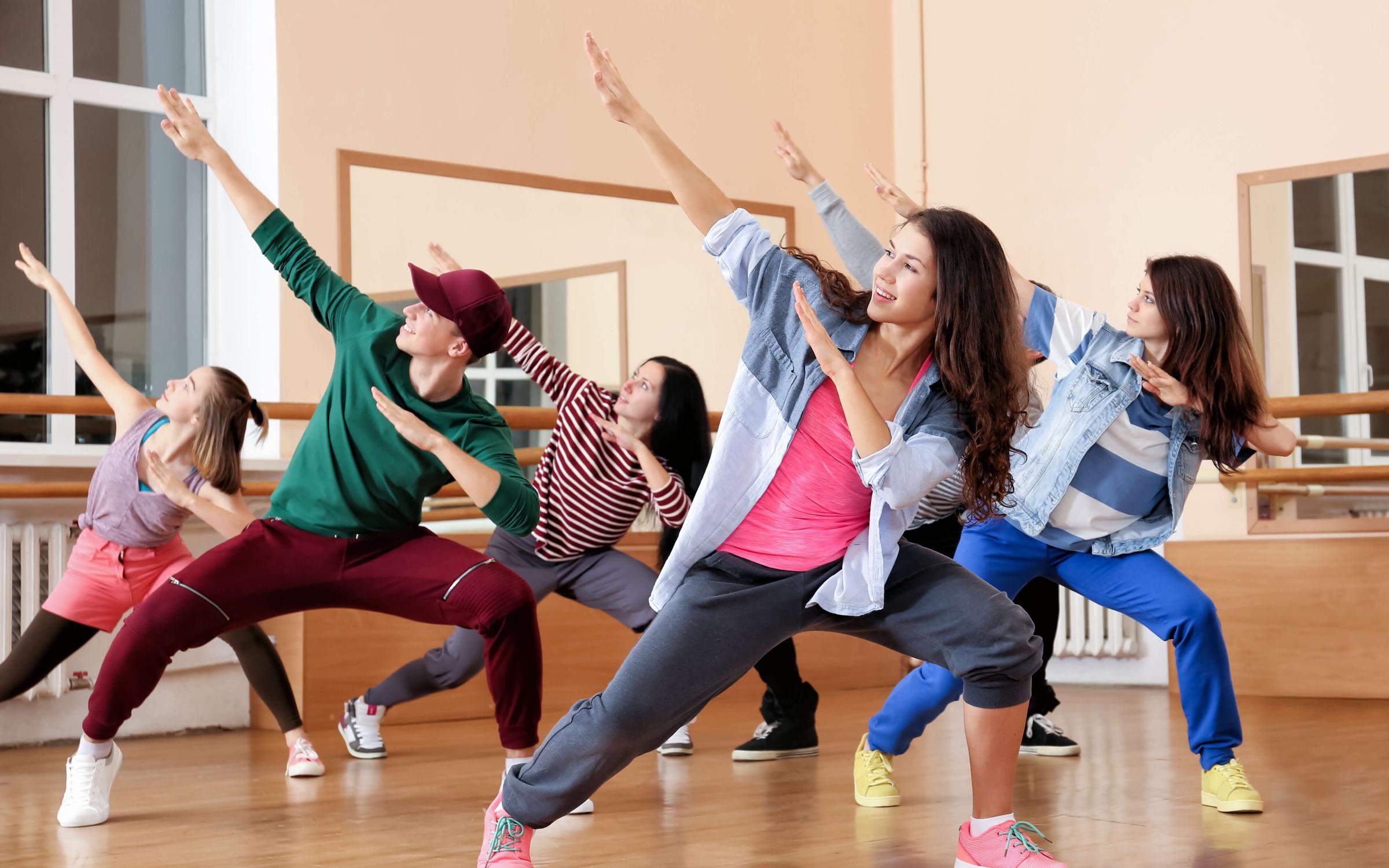 Школа танца данс. Современные танцы. Подростки танцуют. Аэробика для детей. Танцы современные для подростков.