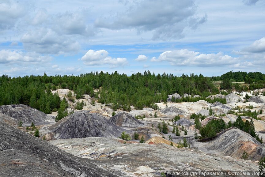 Богдановичские глиняные карьеры на фоне голубого неба