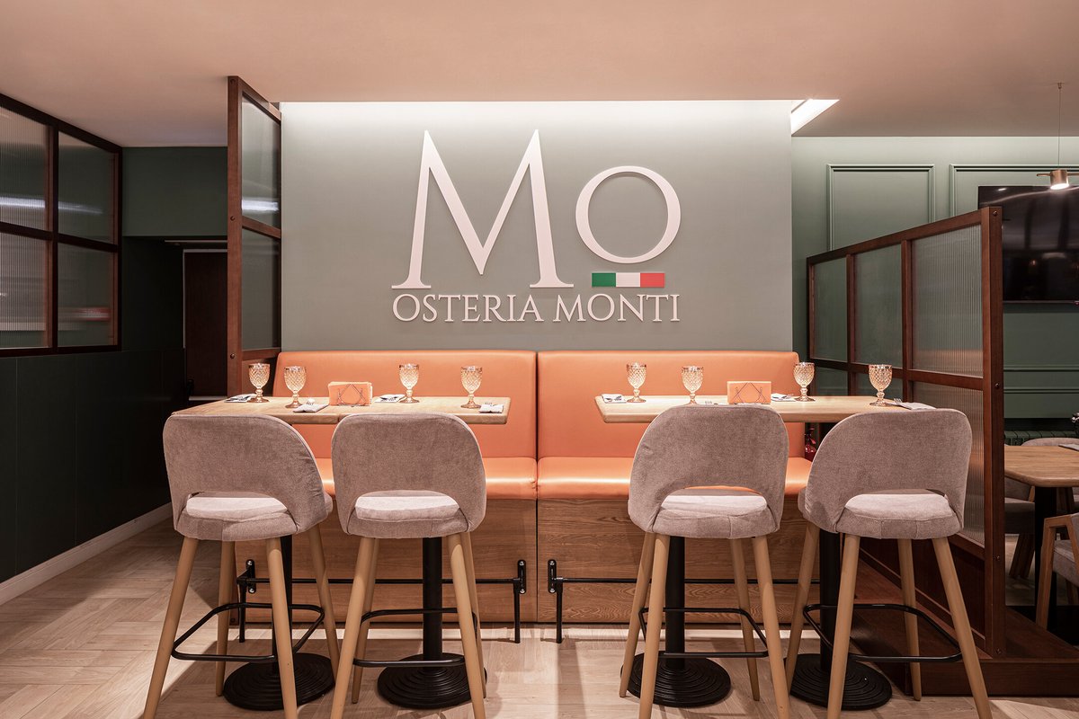 Amk montis club 5. Монтис. Monti ресторан спб. Монтис бар. Ресторан с высокими потолками москва.