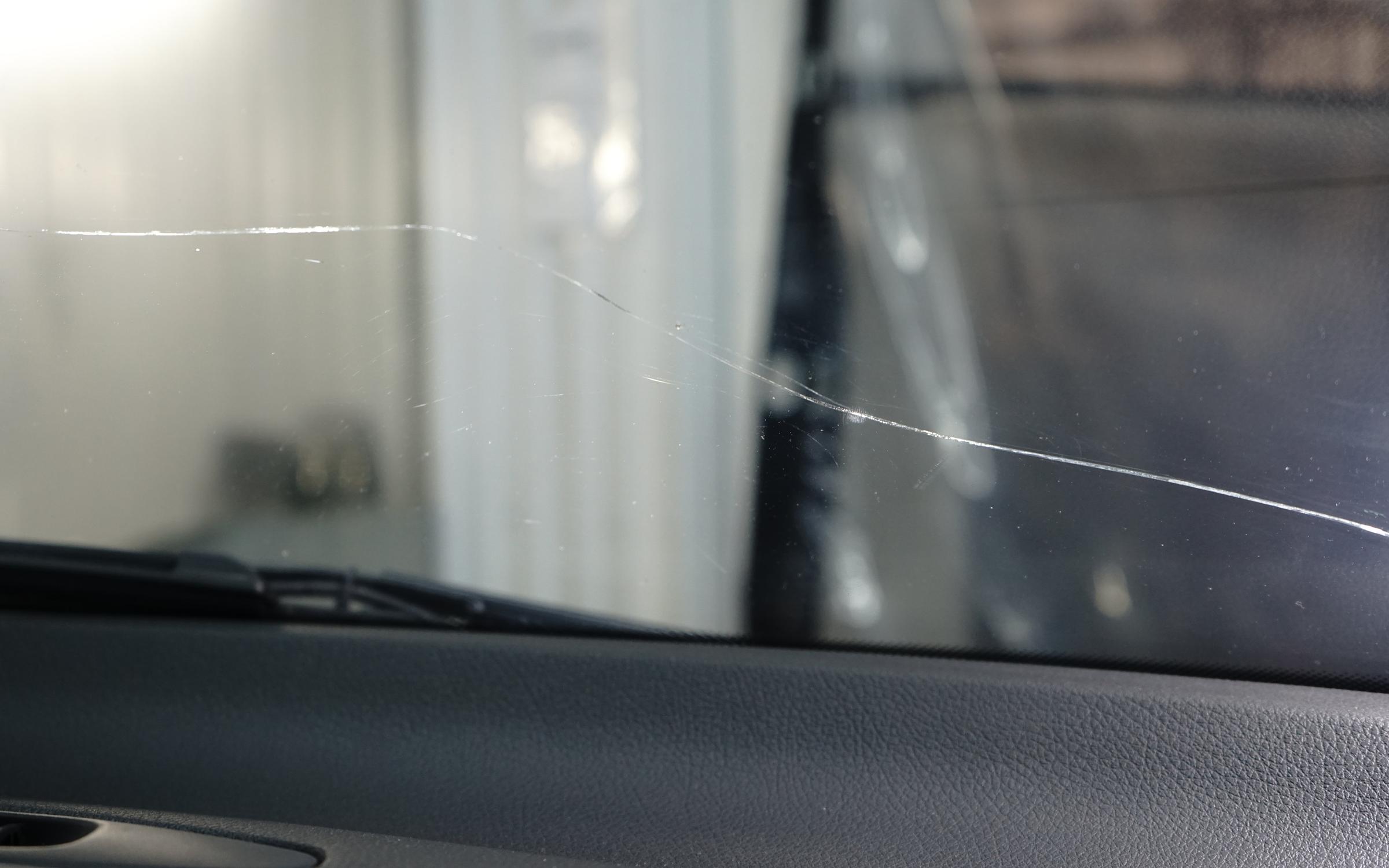 Если нет сколов. Оклейка капота алюминиевым скотчем. Skolovnet пермь. Оклейка капота дисперсия. Полимер для проливки трещин на стекле.