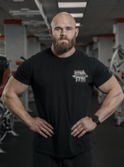 Тренер тренажёрного зала Денис Романов