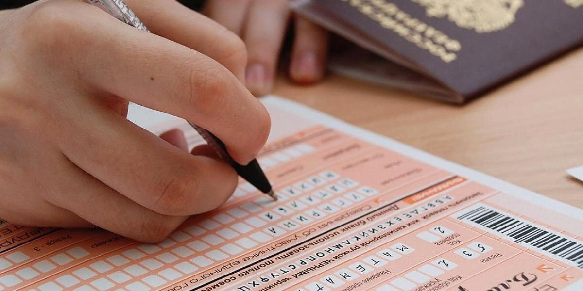 Люди которые сдали огэ. Экзамен егэ. Единый государственный экзамен. Ученик готовится к егэ. Памятки для сдающих гиа.