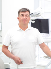 Имплантолог, стоматолог-хирург Рустам Радикович Латыпов