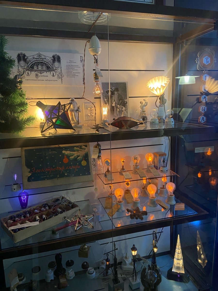 Экспонаты музея за стеклом