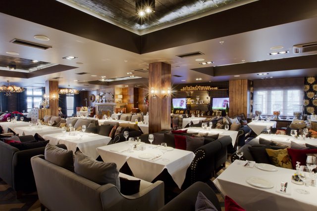 Atletik figurali fitnes erotikasi U o‘zini boshdan-oyoq tugatdi