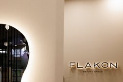 Салон красоты Flakon. Moscow, с рейтингом 4.3 - находится по адресу Москва, улица Новый Арбат, 36 