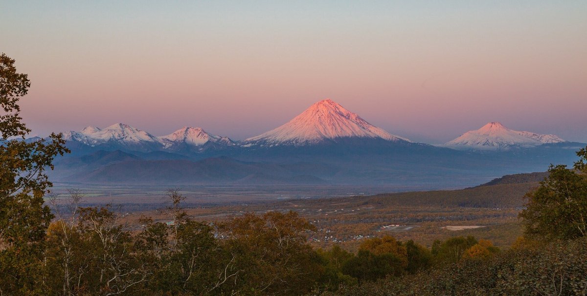 Заснеженные вулканы на закате