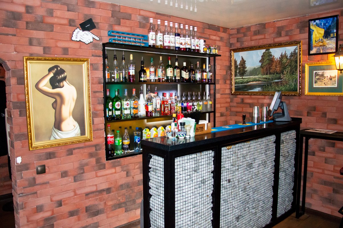 Галерея кафе омск. Бар веранда. Рестобар гренки динская. Ресторан 55 этаж москва сити. Крафт бар пушка омск.