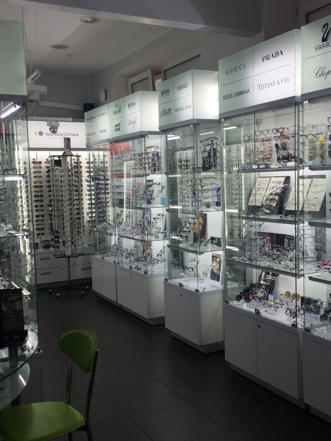 черника в магазине. салон оптики москва черника бутырский вал. москва земляной вал 27 стр 1. ул. черника оптика.