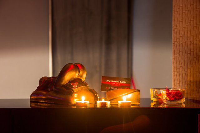 Shisha ustida otirgan erotik