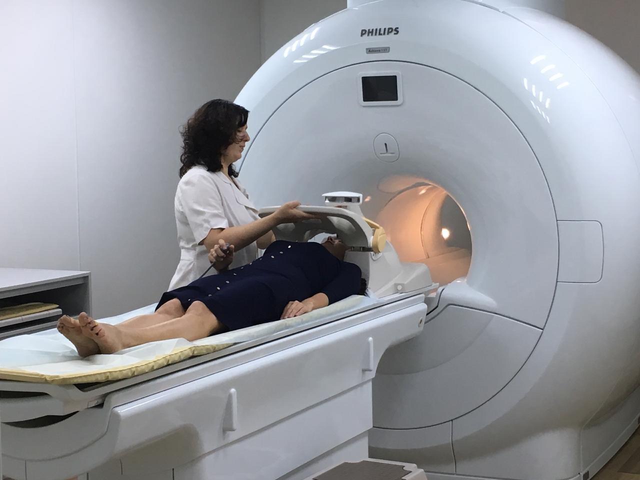 Магнитно резонансная томография как делают. Кт (компьютерная томография) сосудов головного мозга. Кт с контрастом аппарат. Аппарат мрт головы. Кт головы аппарат.