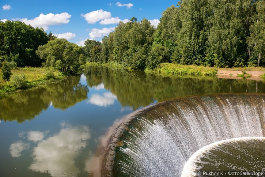 Водосбросная плотина первой в СССР сельской ГЭС имени В. И. Ленина. Село Ярополец