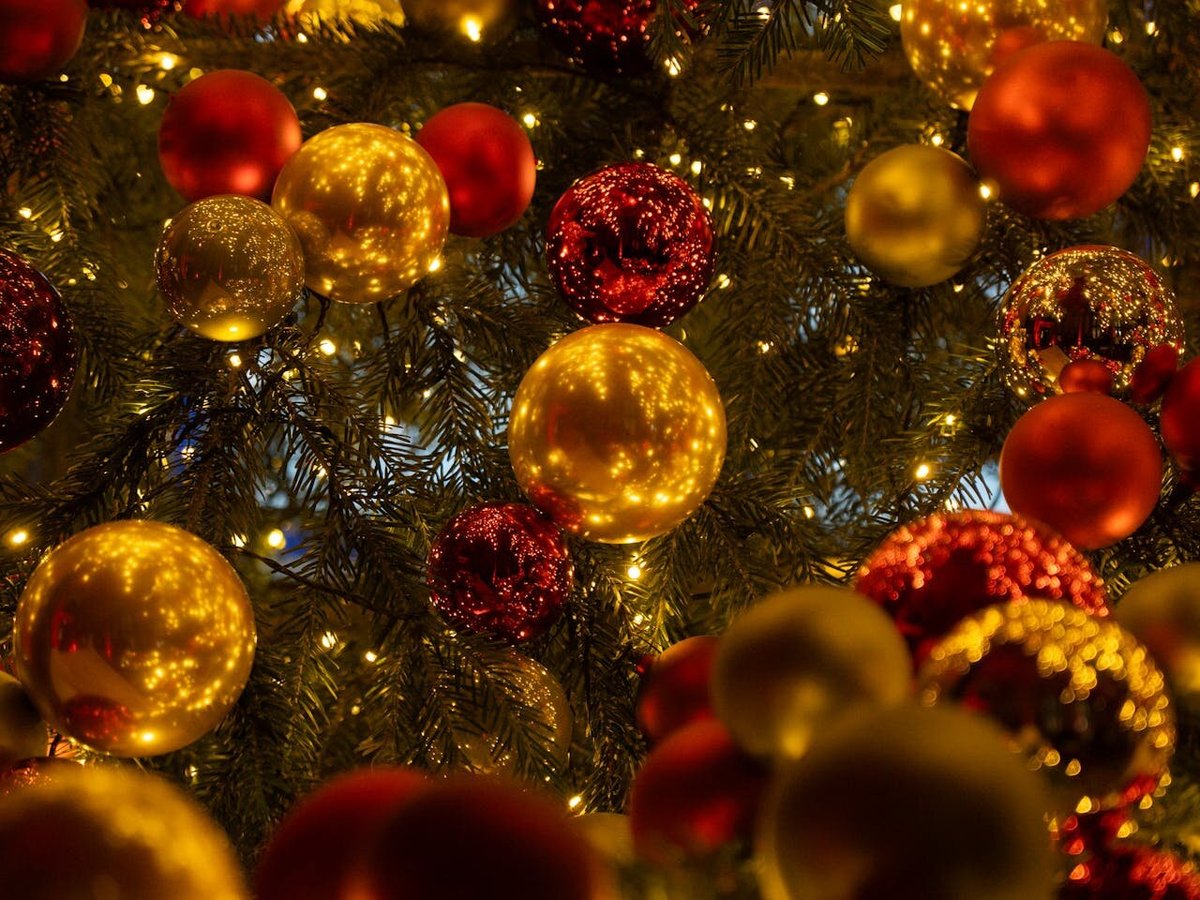 Ёлка, украшенная разноцветными шарами