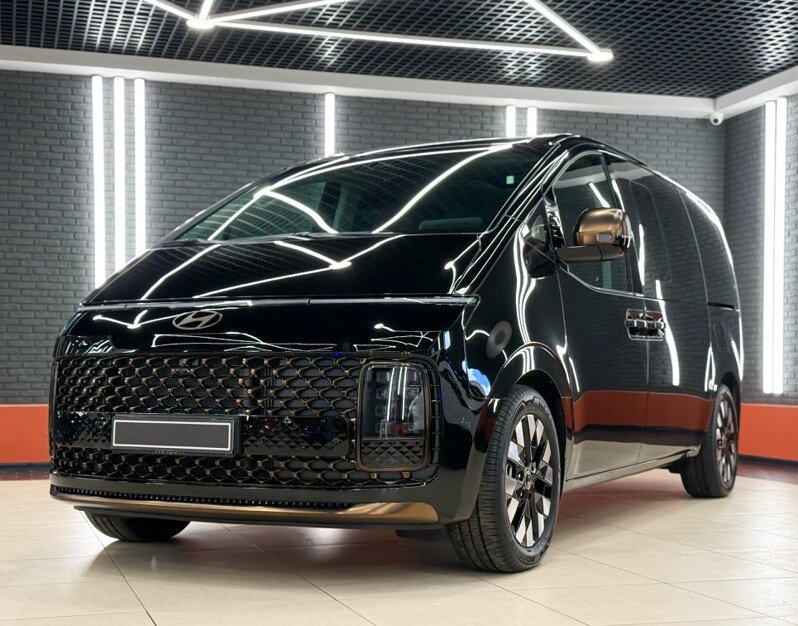 Черный минивэн премиум‑класса Hyundai Staria в шоуруме после оклейки и детейлинга