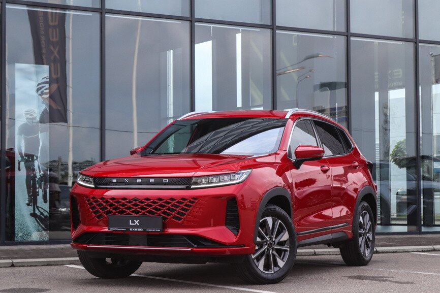 Красный автомобиль EXEED LX припаркован на улице