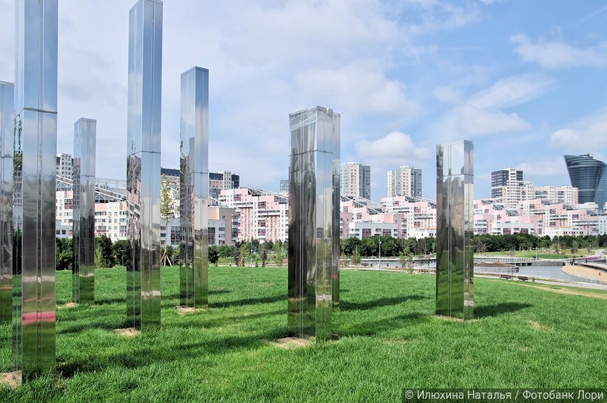 Зеркальные столбы, установленные в парке