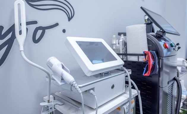 Емізіктерге арналған тесіктері бар бюстгалтер Эротикалық Эрика Кэмпбелл