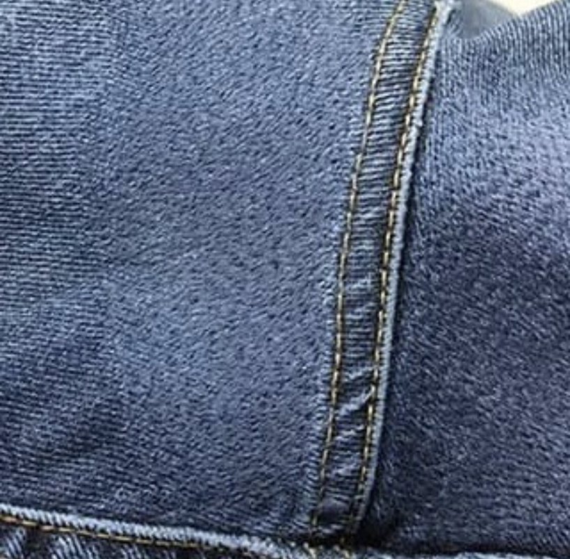 Джинсы с заплатками женские. Прожег джинсы. Заплатка на трикотаже. Заплатки на трикотажные спортивные штаны. Красивый шов на джинсах.