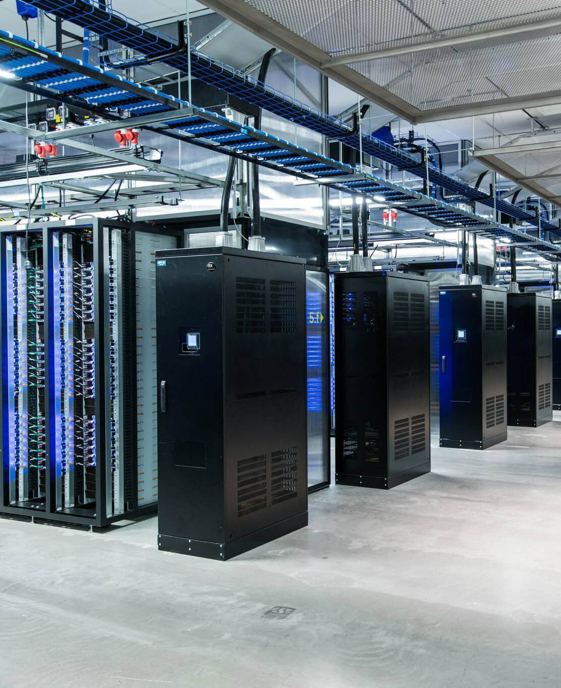 Ups для сервера. ИБП для сервера. Сервер видеонаблюдения фото. Data Center.